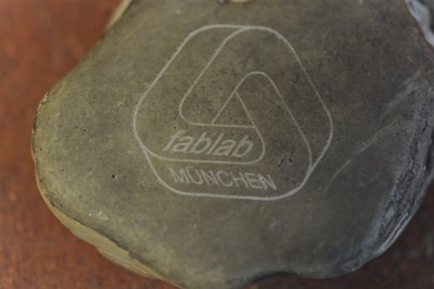 ◦ FabLab Muenchen_Laser A Gravur Stein Logo FabLab_Ph typiconia_2016.JPG