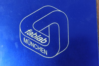 ◦ FabLab Muenchen_Laser Metall Gravur Logo FabLab_Ph typiconia_2016.JPG