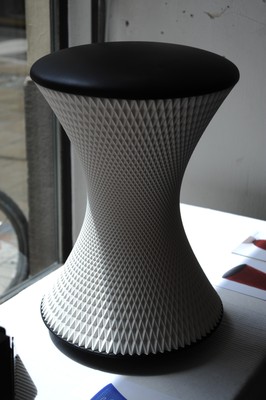 ◦ Makeria Make-Germany_3D Drucker groß_Stuhlobjekt Lederbezug Designer_Ph typiconia_2016.JPG
