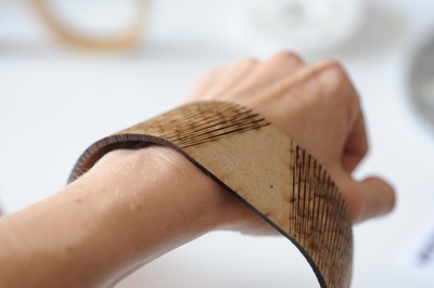 ◦ Makeria Make-Germany_Laser Holz Armband. Textile Haptik, biegsam_Ph typiconia_2016.JPG