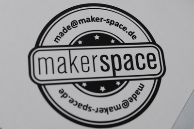 ◦ Makeria Make-Germany_Schneideplotter Vinylcutter Folie_Logo maker-space.de_Ph typiconia_2016.JPG